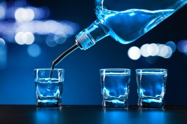 votka siyah bir tablo