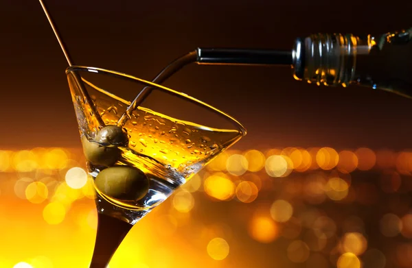 Martini en un fondo de la ciudad de la noche — Foto de Stock