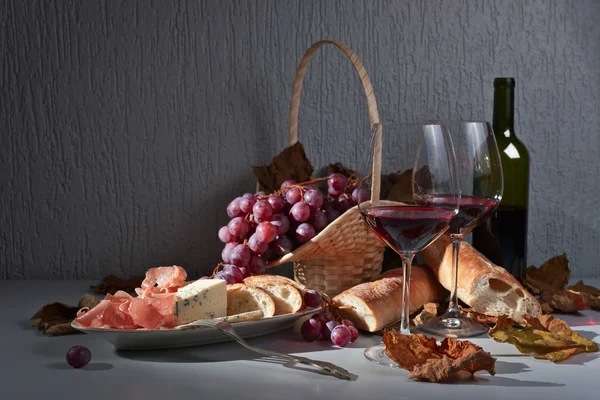 Jamón, queso y vino tinto — Foto de Stock