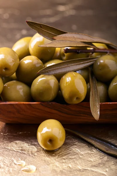 Ahşap tabak içinde yeşil zeytin — Stok fotoğraf