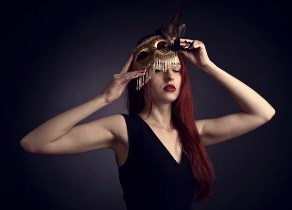 Vacker kvinna med guld carnival mask — Stockfoto