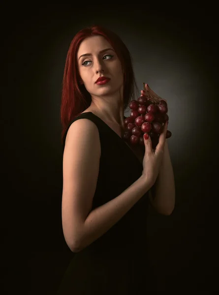 Femme rousse avec du raisin — Photo