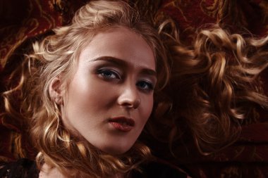 kıvırcık saçlı genç güzel sarışın