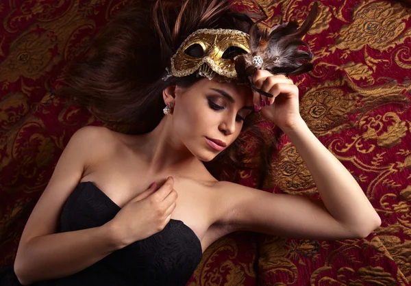 Bella donna con maschera carnevale d'oro — Foto Stock