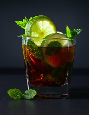  cola, limon ve nane kokteyli 