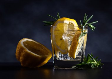 cin-tonik, limon ve biberiye ile 