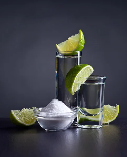 Gold tequila and lime — Stock Photo, Image