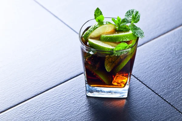 Cocktail med cola, lime och pepparmynta — Stockfoto