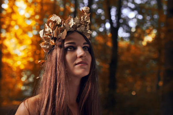 Mooie vrouw in het herfstbos — Stockfoto