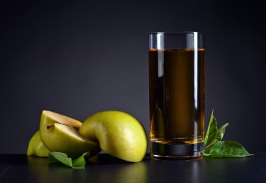 Bir bardak elma suyu.