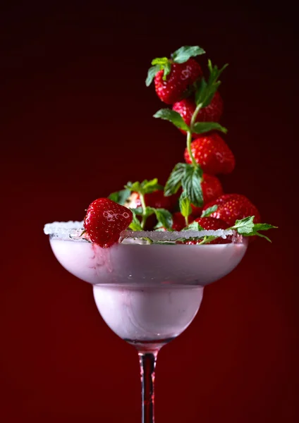 Strawberry cocktail with  peppermint leaves — Stock Photo, Image