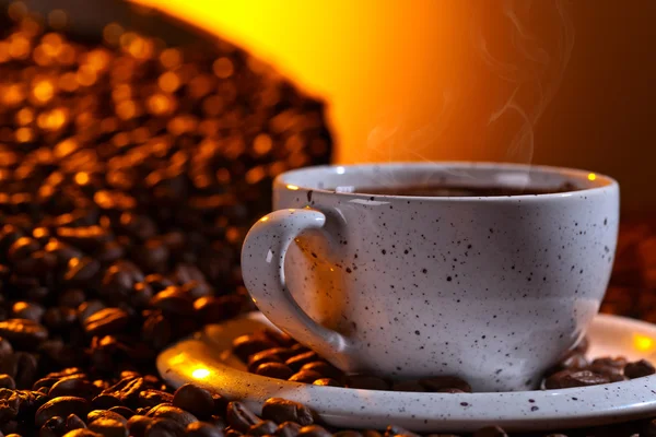 Zwarte koffie en geroosterde bonen — Stockfoto