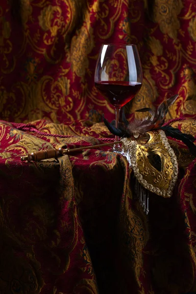 Máscara veneziana e vinho tinto — Fotografia de Stock