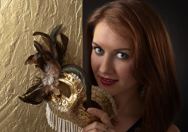 Joven hermosa mujer con máscara de carnaval de oro — Foto de Stock