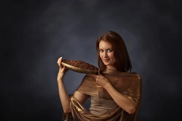 Молода красива жінка з кавовими зернами — стокове фото