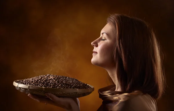 コーヒー豆の若いきれいな女性 — ストック写真