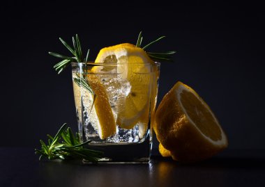 tonik, limon ve biberiye ile alkollü içki 