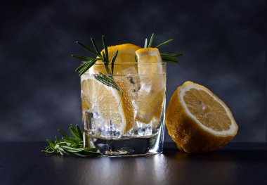 tonik, limon ve biberiye ile alkollü içki 