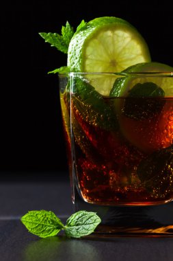  kokteyl Cuba libre limon ve nane yaprakları 
