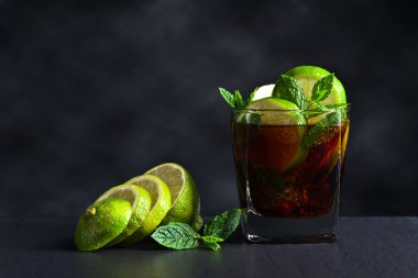  kokteyl Cuba libre limon ve nane yaprakları 