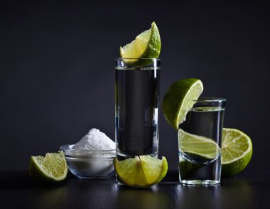 Altın tekila ve kireç 