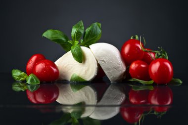 Mozzarella peyniri, domates ve fesleğen ile