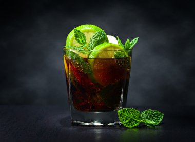  kokteyl Cuba libre limon ve nane yaprakları 