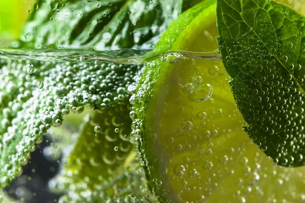 Cocktail con foglie di lime e menta piperita — Foto Stock