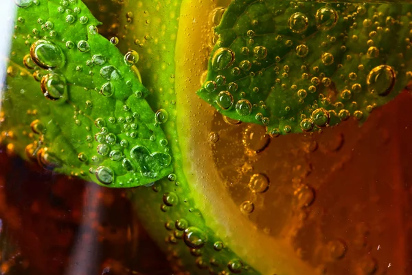 Cocktail Cuba libre aux feuilles de lime et menthe poivrée — Photo