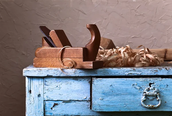 Bir atölyede ahşap uçak 