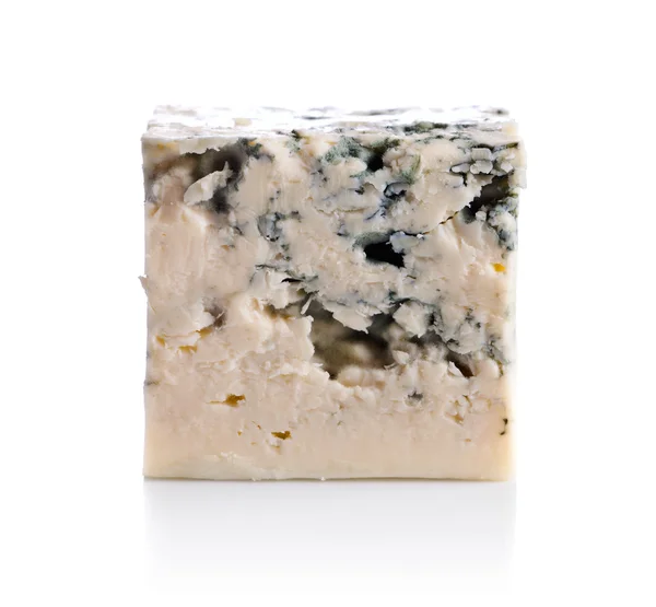 Синій сир ізольований на білому — стокове фото