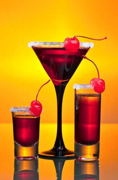 Alcoholic drinks with cherries — Stock Photo, Image