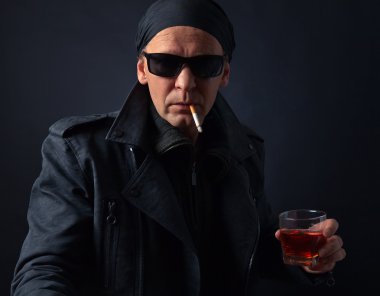 siyah ceketli adamı