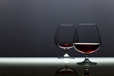 Brendi cam masa üzerinde iki aşısı