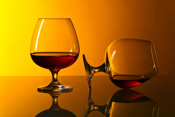 Deux snifters de brandy sur table en verre — Photo