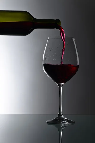 Botella y copa de vino tinto — Foto de Stock