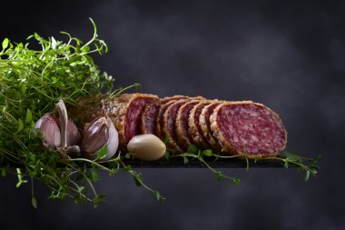 kekik ve sarımsak ile dilimlenmiş salam 