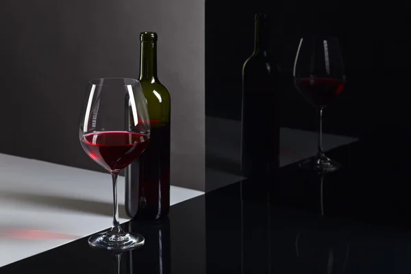 Flasche und Glas mit Rotwein — Stockfoto