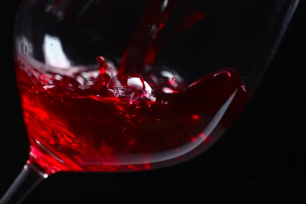 Vino tinto sobre fondo negro — Foto de Stock