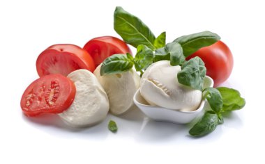  domates ve fesleğen beyaz izole mozzarella 