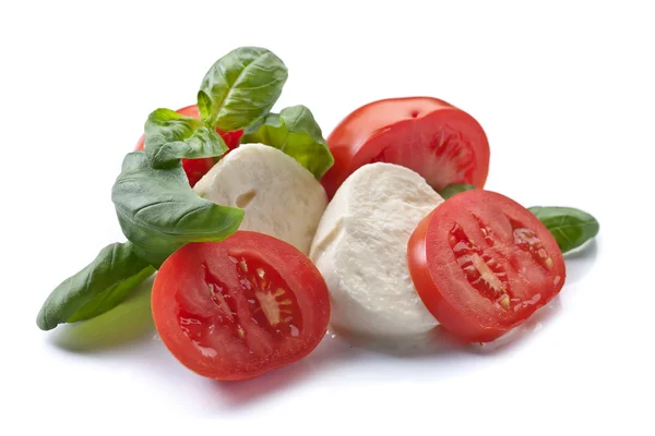 Mussarela com tomate e manjericão isolado em branco — Fotografia de Stock