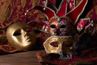  Eski altın Venedik maskesi