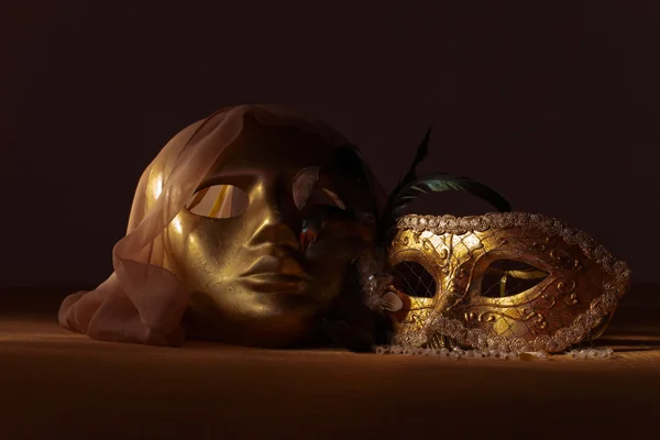 Twee gouden Venetiaanse maskers — Stockfoto