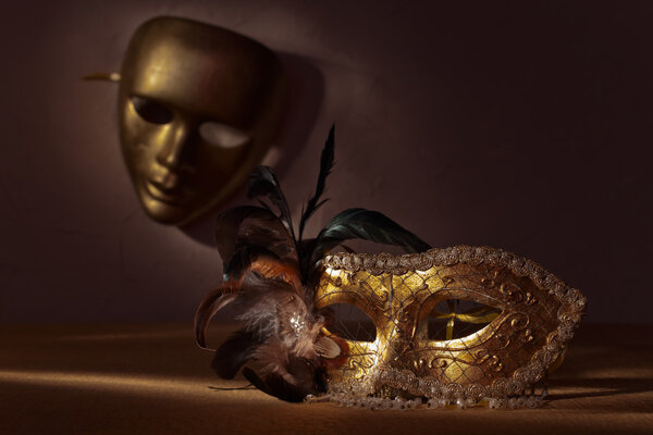  Две золотые венецианские маски
 