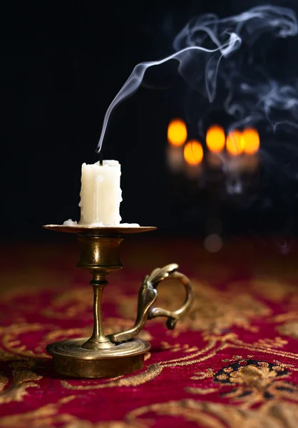 Kerze in kleinem Messingleuchter — Stockfoto