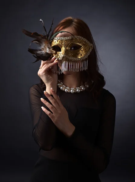 Όμορφη γυναίκα με Αποκριάτικη μάσκα — Φωτογραφία Αρχείου
