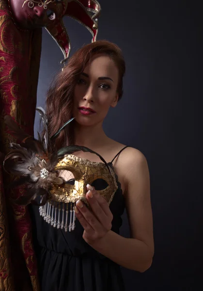 Mujer con máscaras de carnaval — Foto de Stock