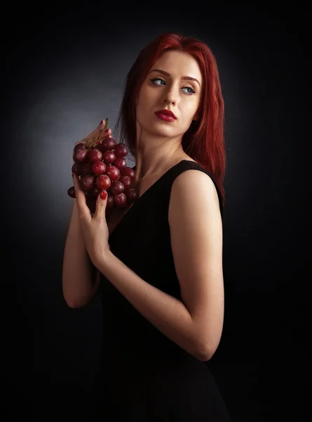 Belle femme rousse avec du raisin — Photo