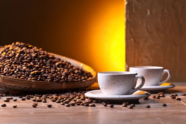 Чашки черного кофе и бобы — стоковое фото