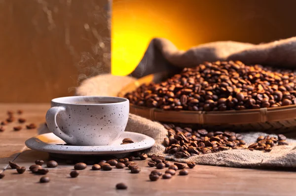 Kopje zwarte koffie en bonen — Stockfoto